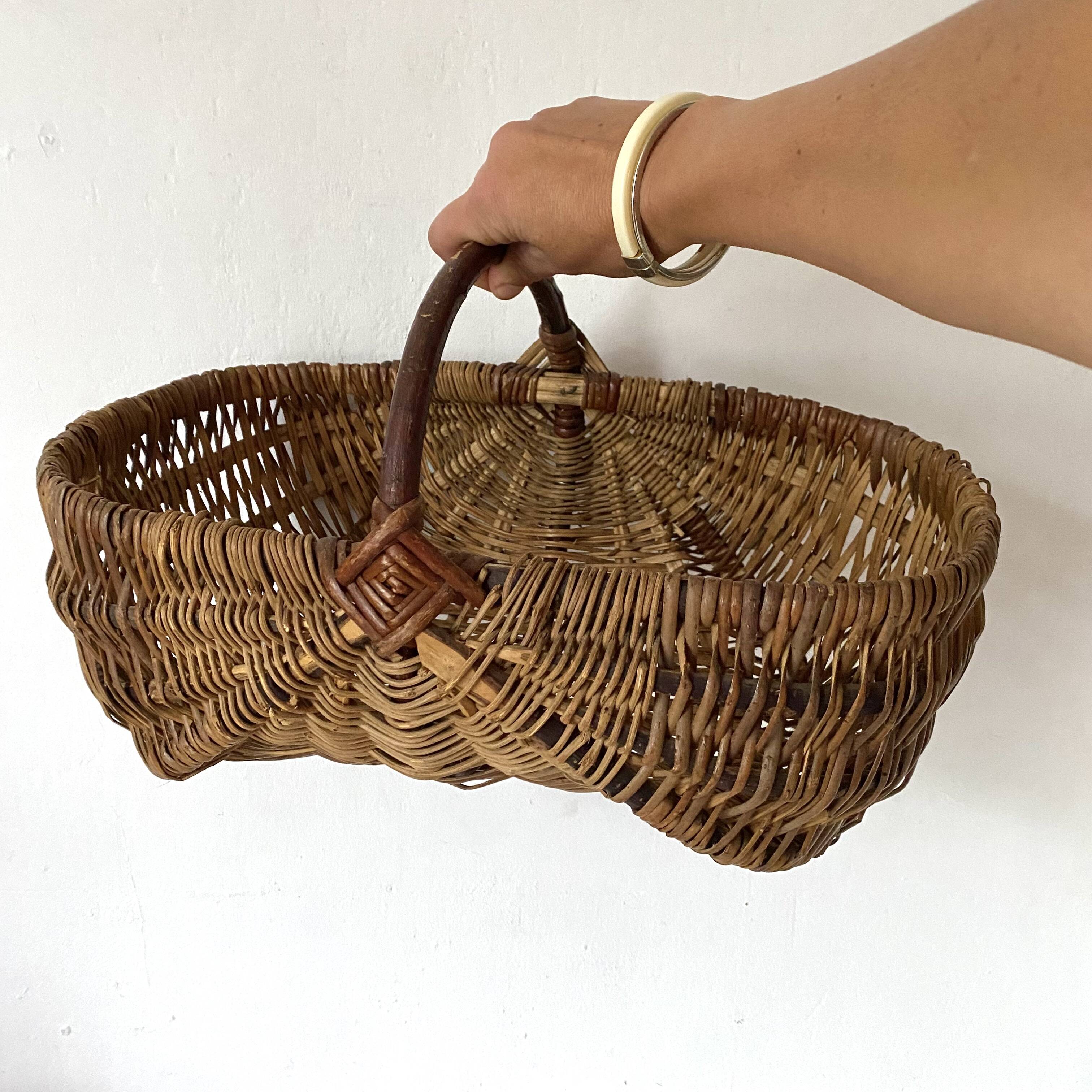 Woven wicker basket with hazelnut handle