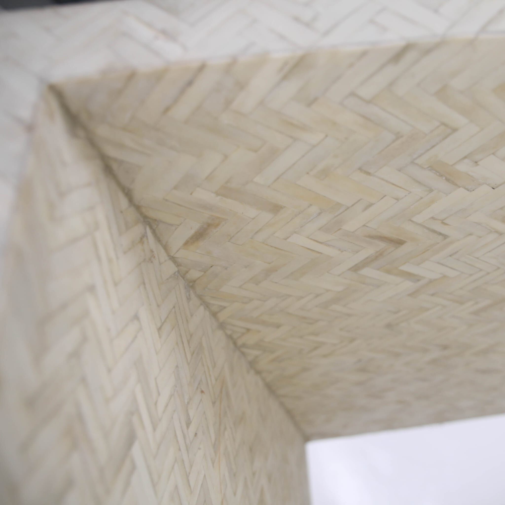 Coffee table in bone.