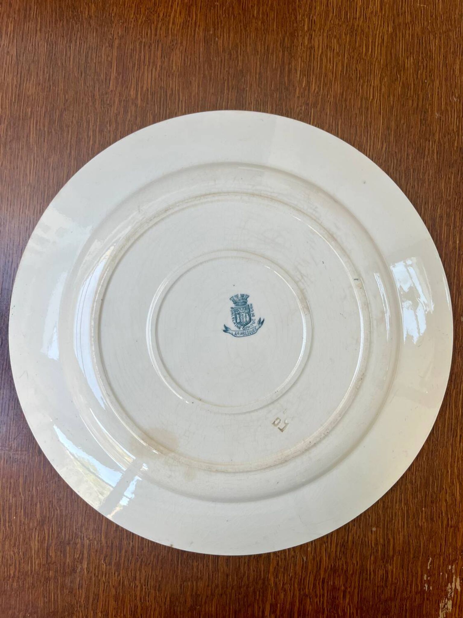 Plat ancien en terre de fer Gien, modèle Arabesque