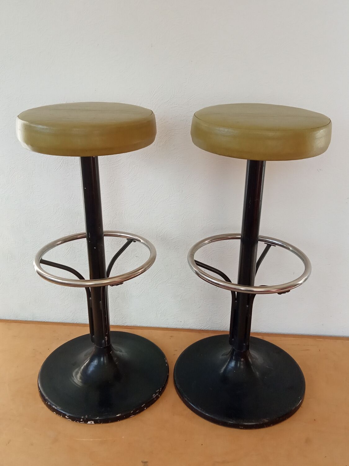 Pair of 60s tulip foot bar stools