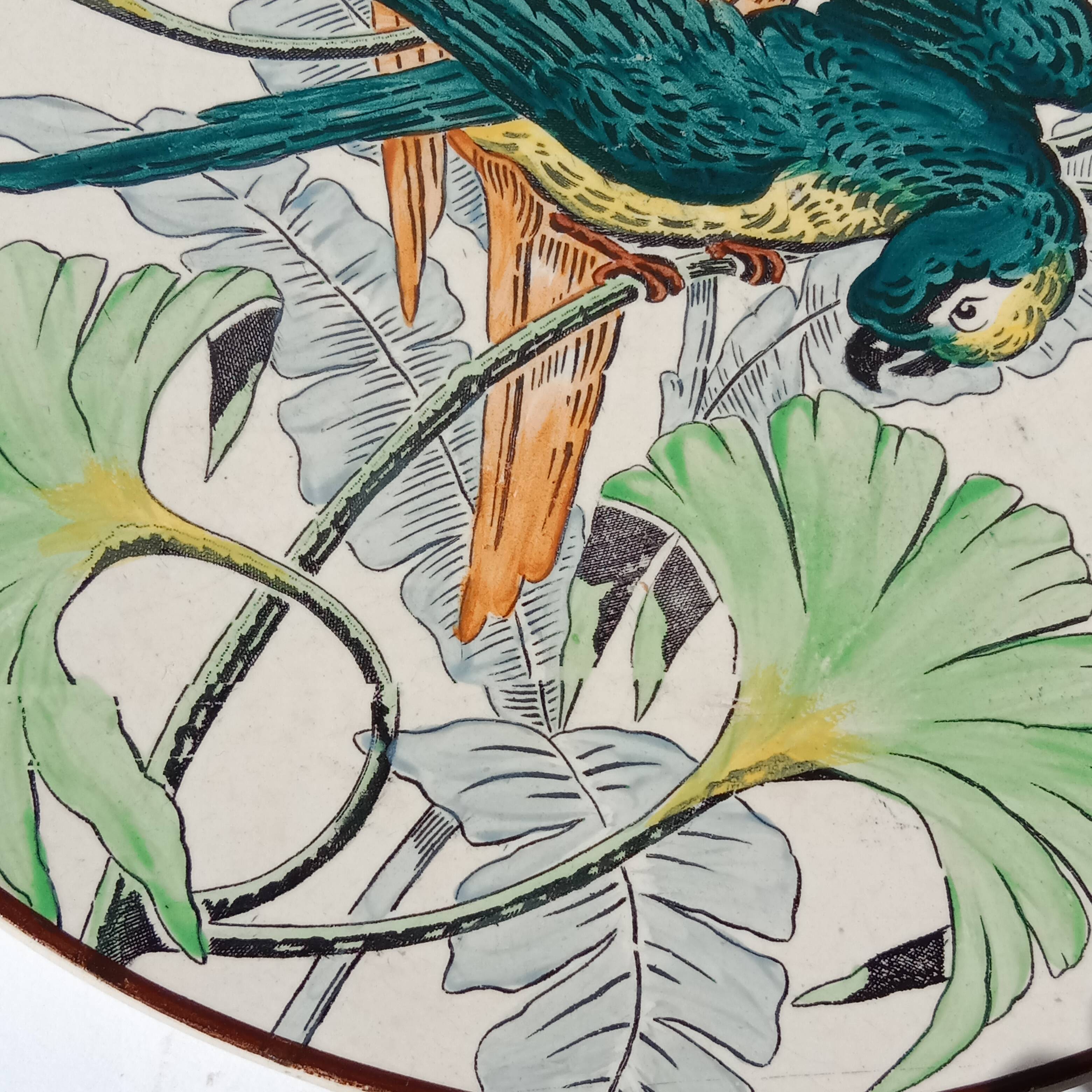 Plat rond à décor de perroquets dans la jungle, circa 1900