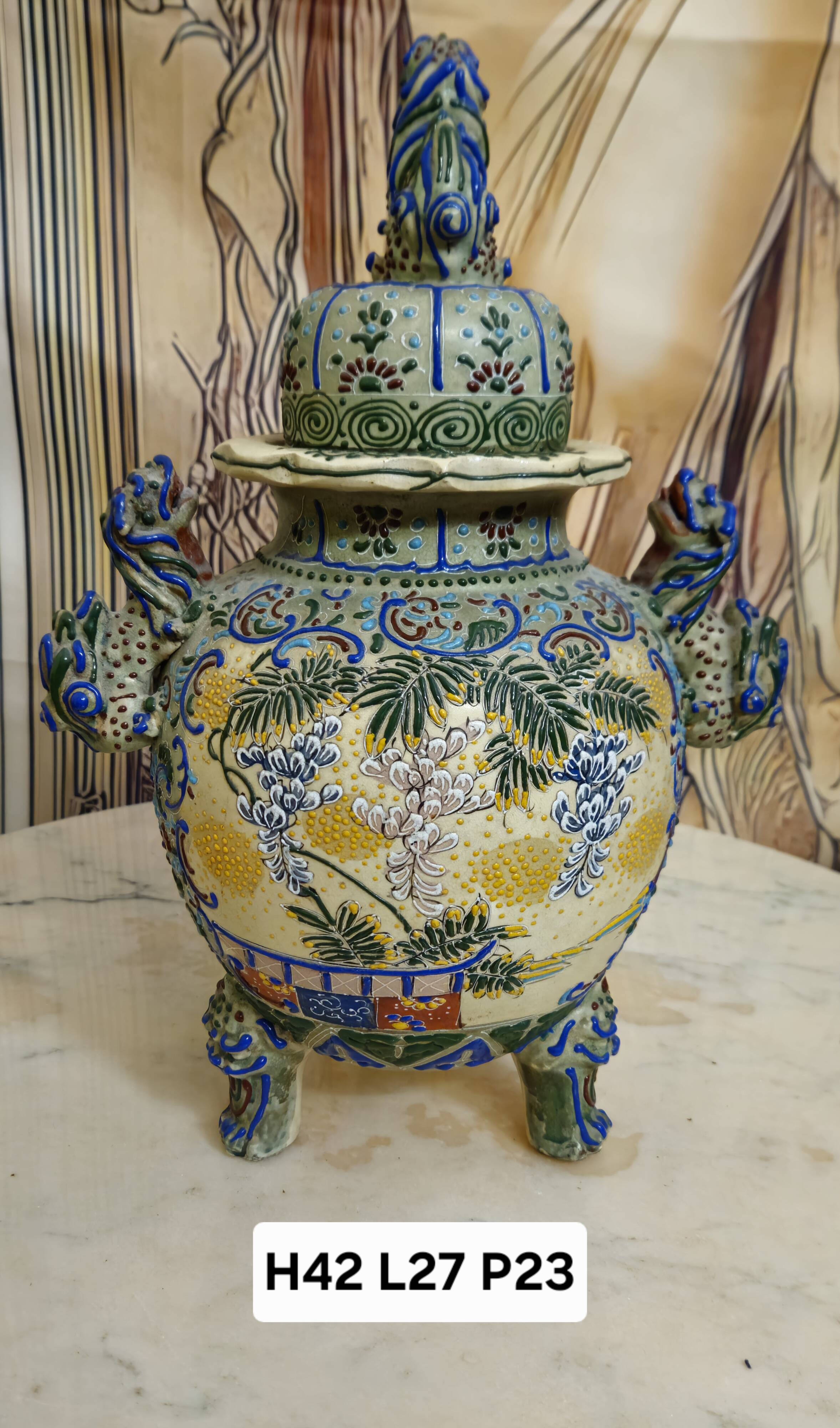 Large covered pot in polychrome earthenware, Asian work from the late 19th century.
