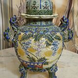 Large covered pot in polychrome earthenware, Asian work from the late 19th century.