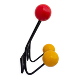 Paire de patères en métal noir et boules en bois rouge et jaune, années 1950