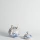 Bonbonnière en porcelaine florale bleu français de Swedish Grace par Allan Eberling, Bo Fajans.