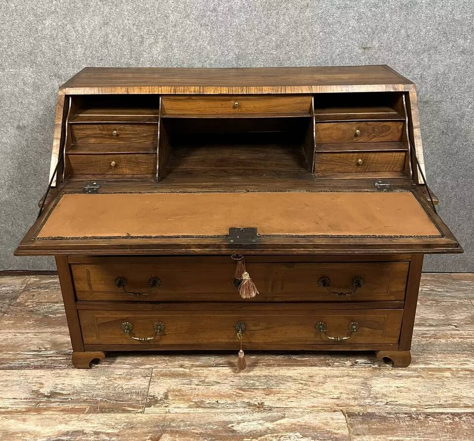 Louis XV period chest of drawers in walnut, burl and marquetry threads