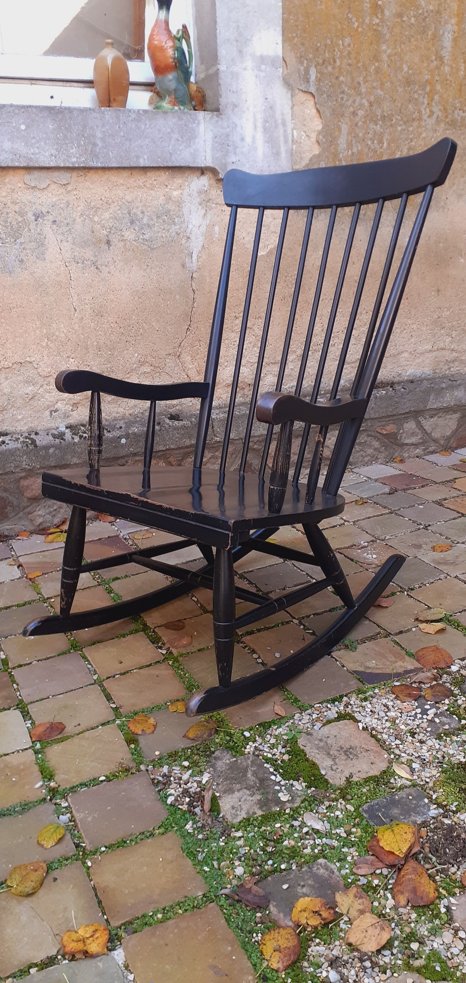 Rocking-chair vintage 50s in black lacquered wood