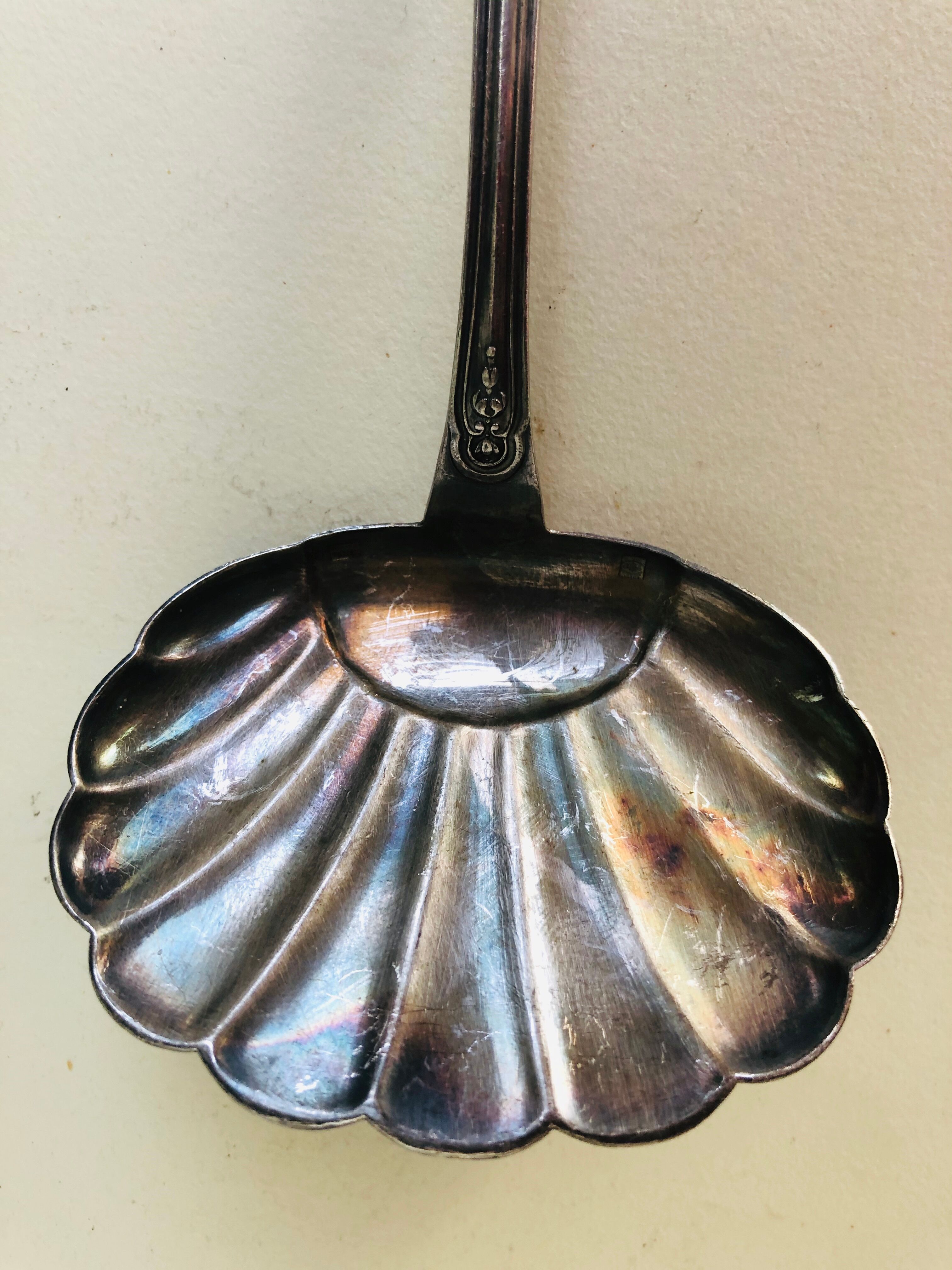 Strawberry shovel made of silver metal