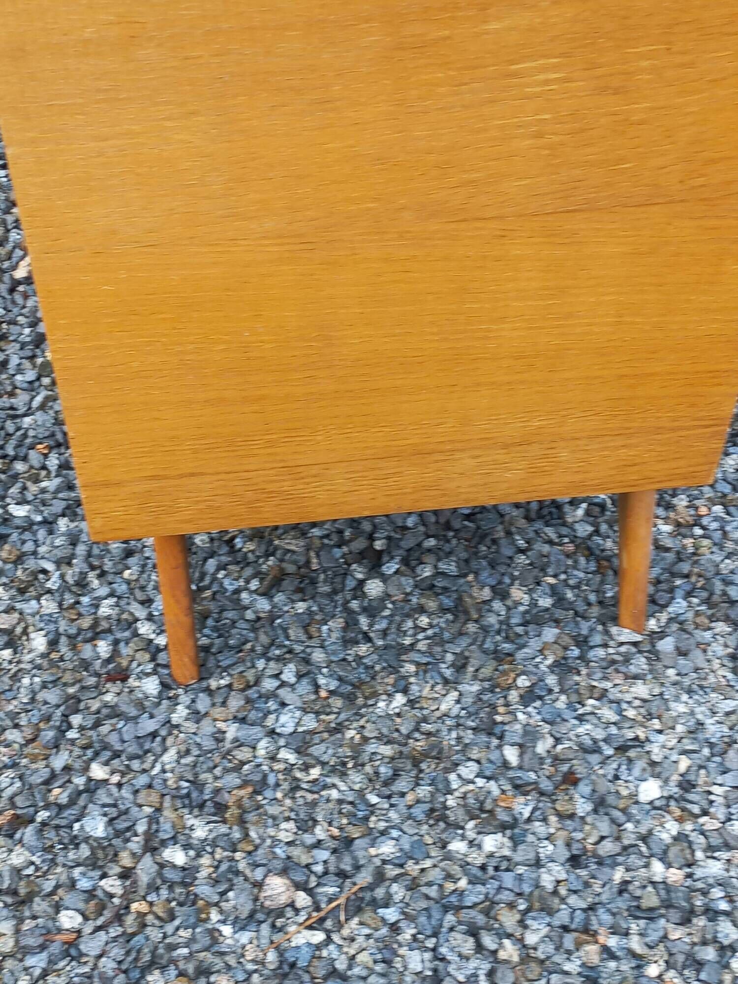 Vintage chest of drawers in light oak and rattan with tapered legs, 3 drawers from the 1950s.