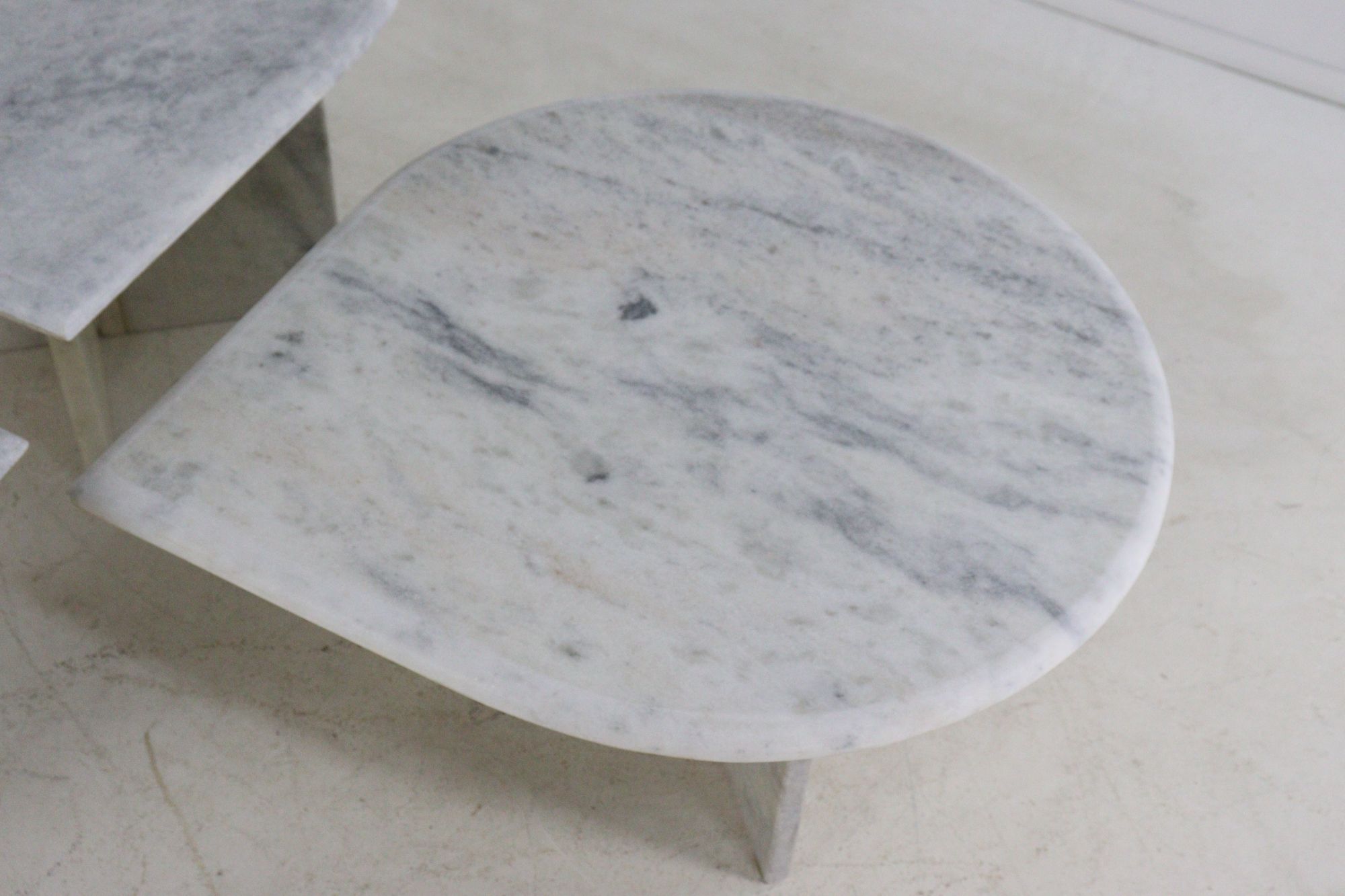 Ensemble de 3 tables d'appoint en marbre en forme de goutte d'eau, table basse vintage.