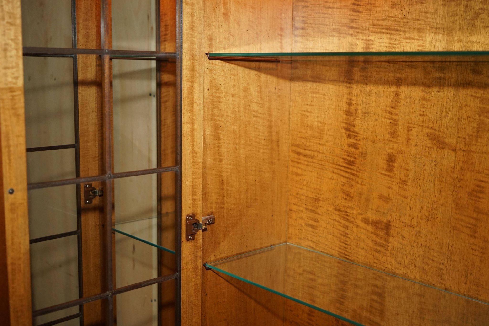 Buffet vintage en noyer burr avec vitres et éclairage, style Art Deco