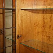 Buffet vintage en noyer burr avec vitres et éclairage, style Art Deco