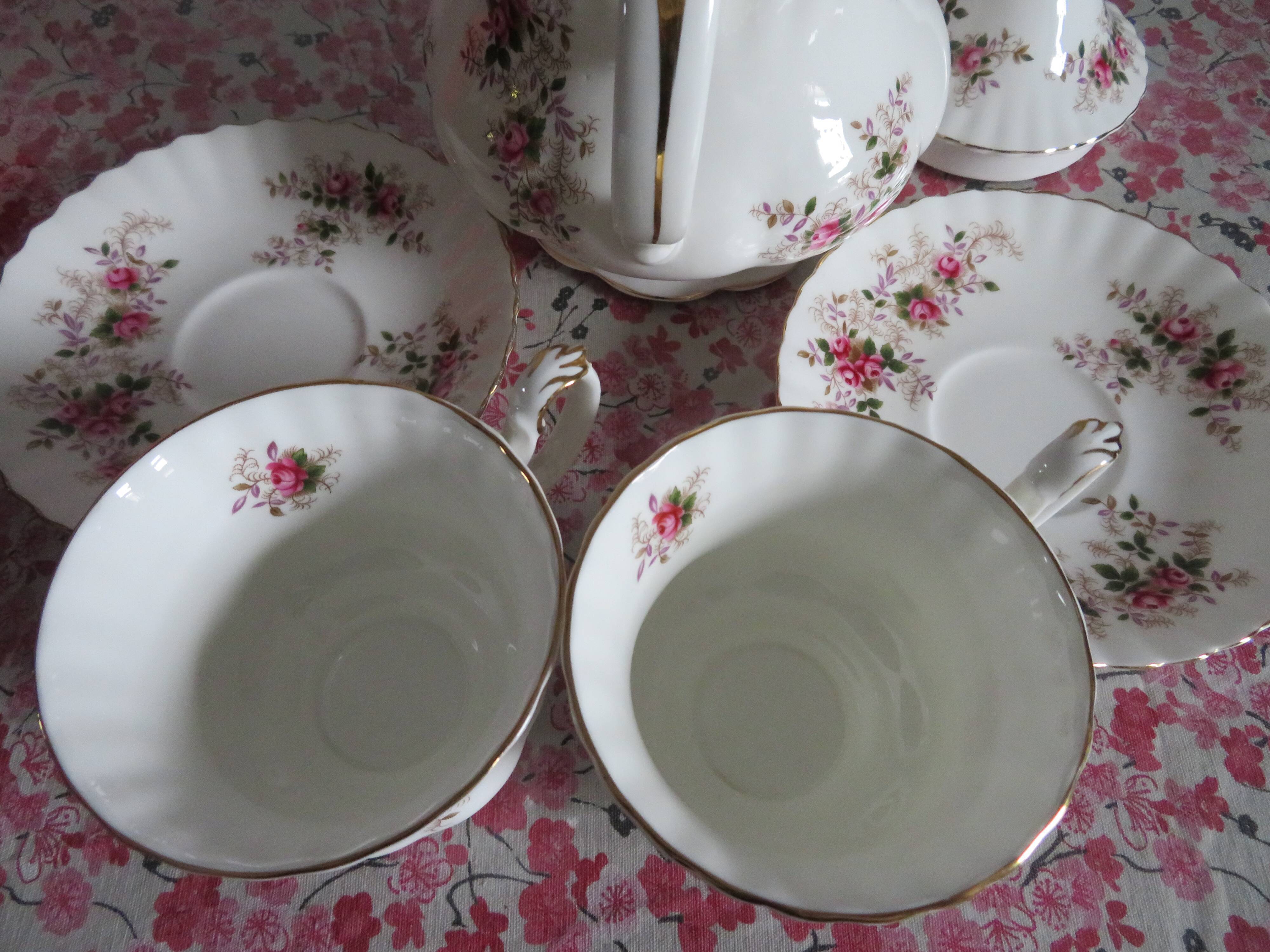 Teapot and its 2 cups and saucers Royal Albert Porcelaine "Lavender Rose"