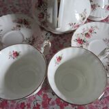 Teapot and its 2 cups and saucers Royal Albert Porcelaine "Lavender Rose"