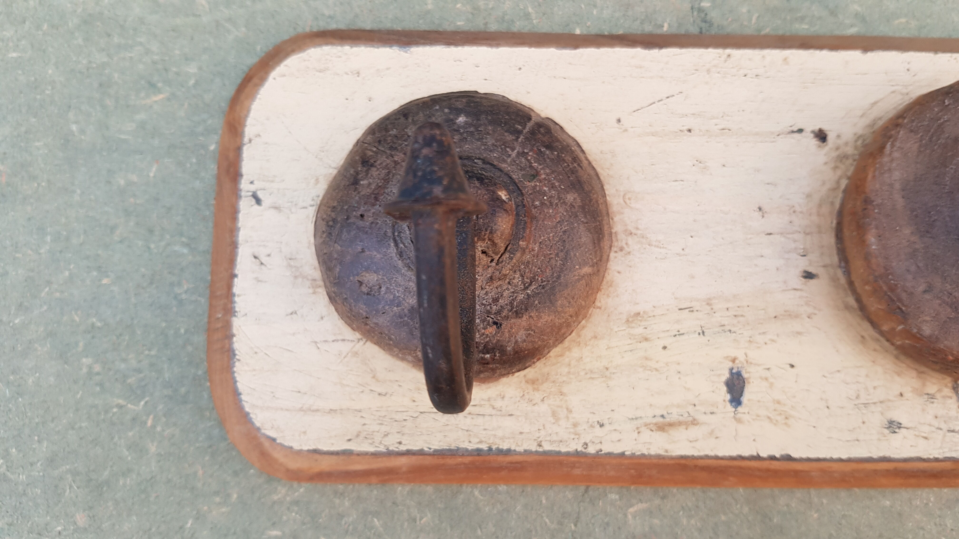 Ecru solid teak coat hook with 3 cast iron hooks