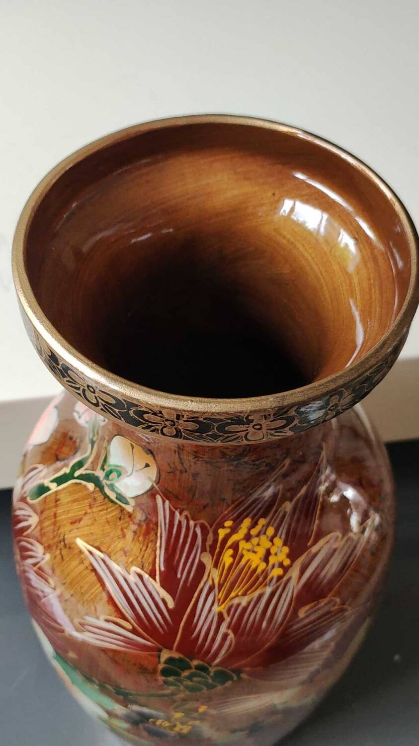 Stylish Chinese/Asian vase. Decor Polychrome floral motifs on a golden background. High 35 cm