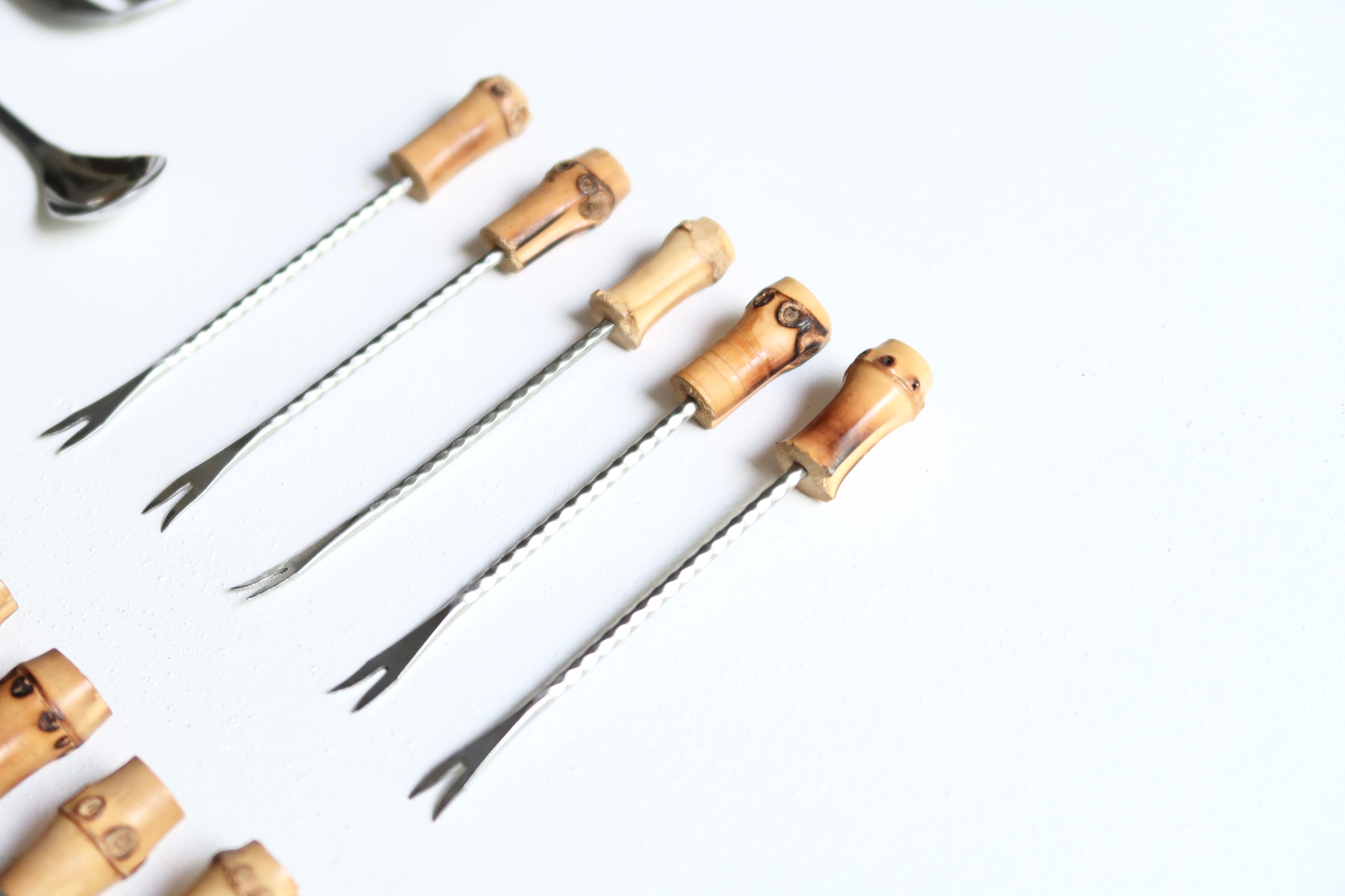 Set of utensils for the aperitif with bamboo handle