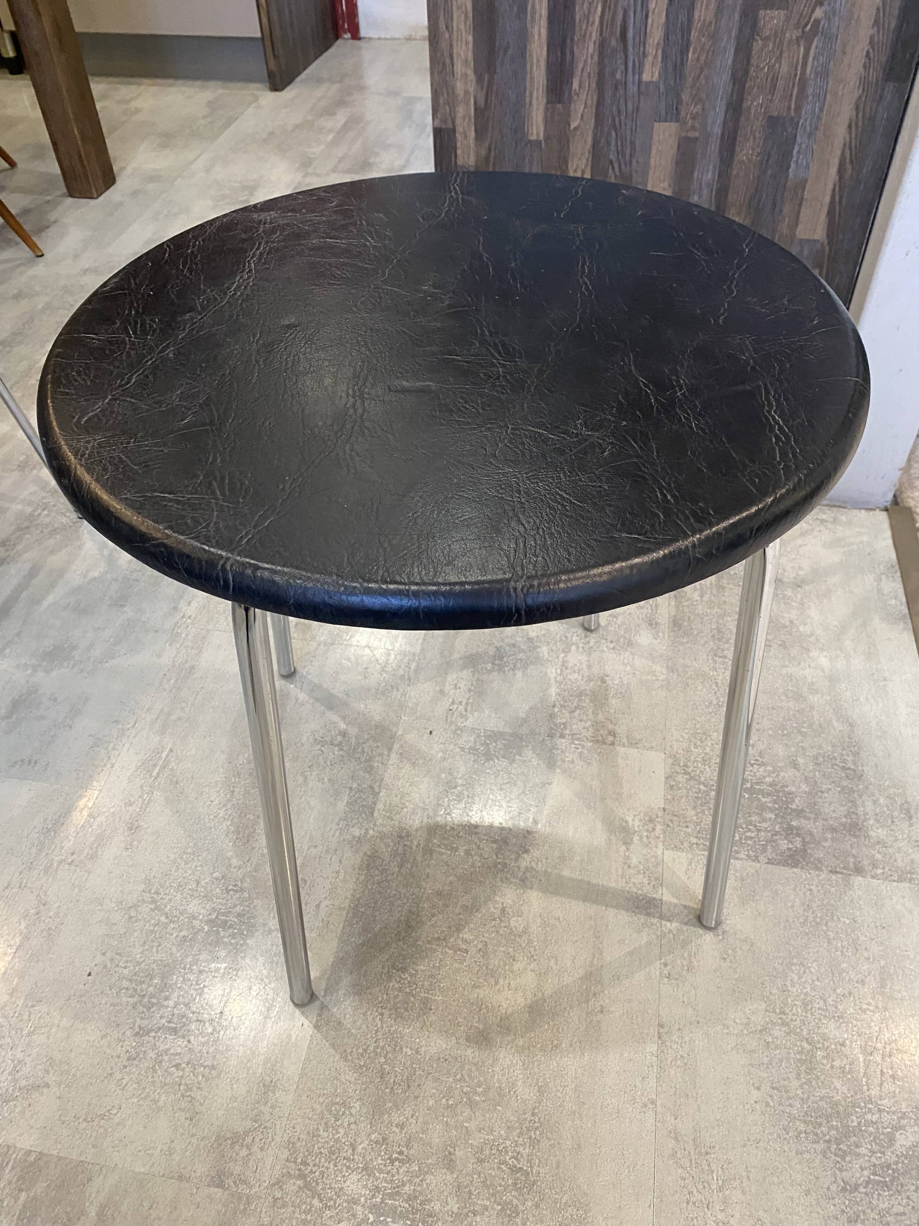 Table d’appoint chrome et skai noir vintage style Bauhaus vintage 1970