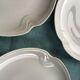 3 assiettes à dessert ou de service en porcelaine blanche