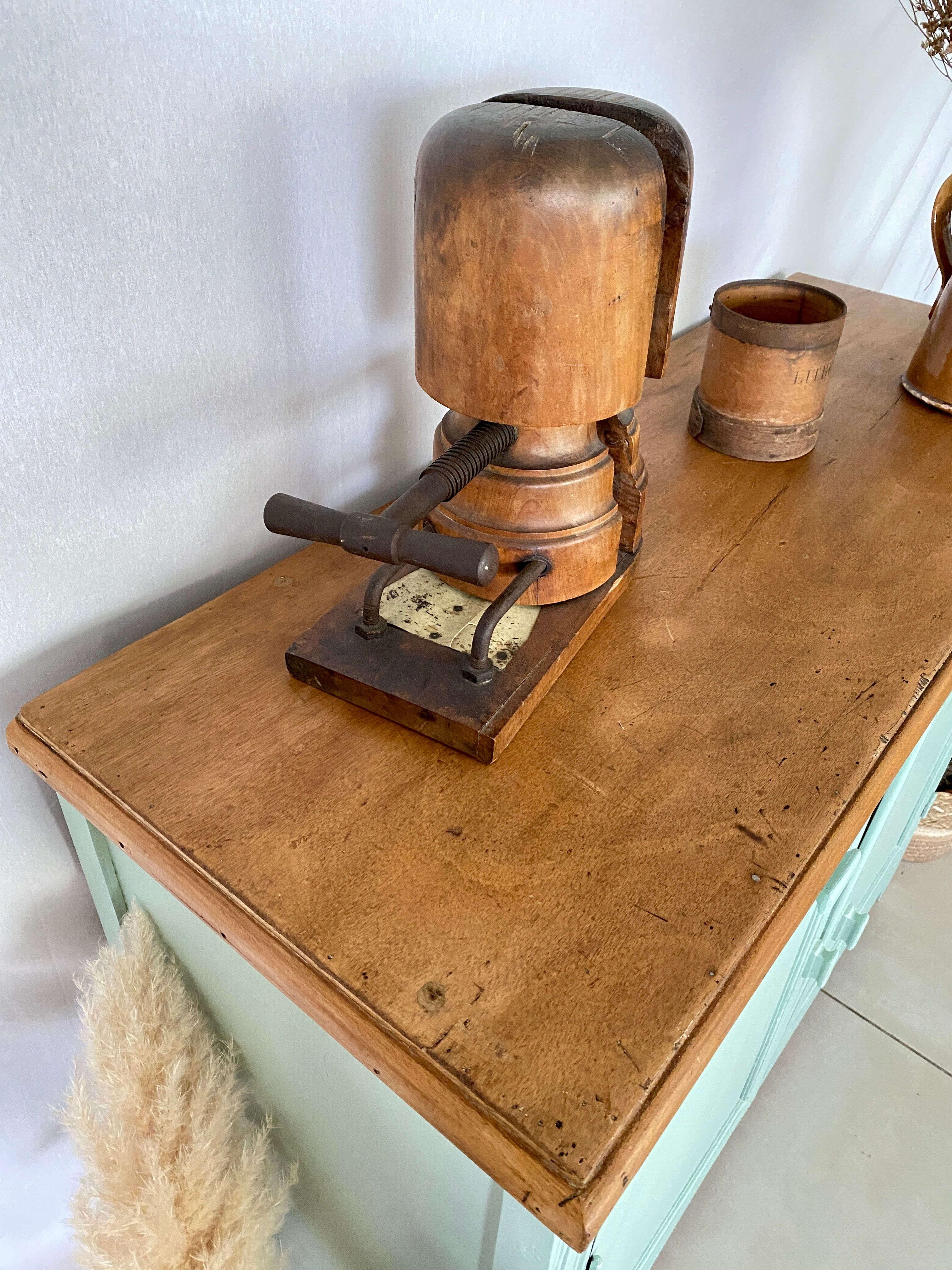 Green Parisian buffet mint
