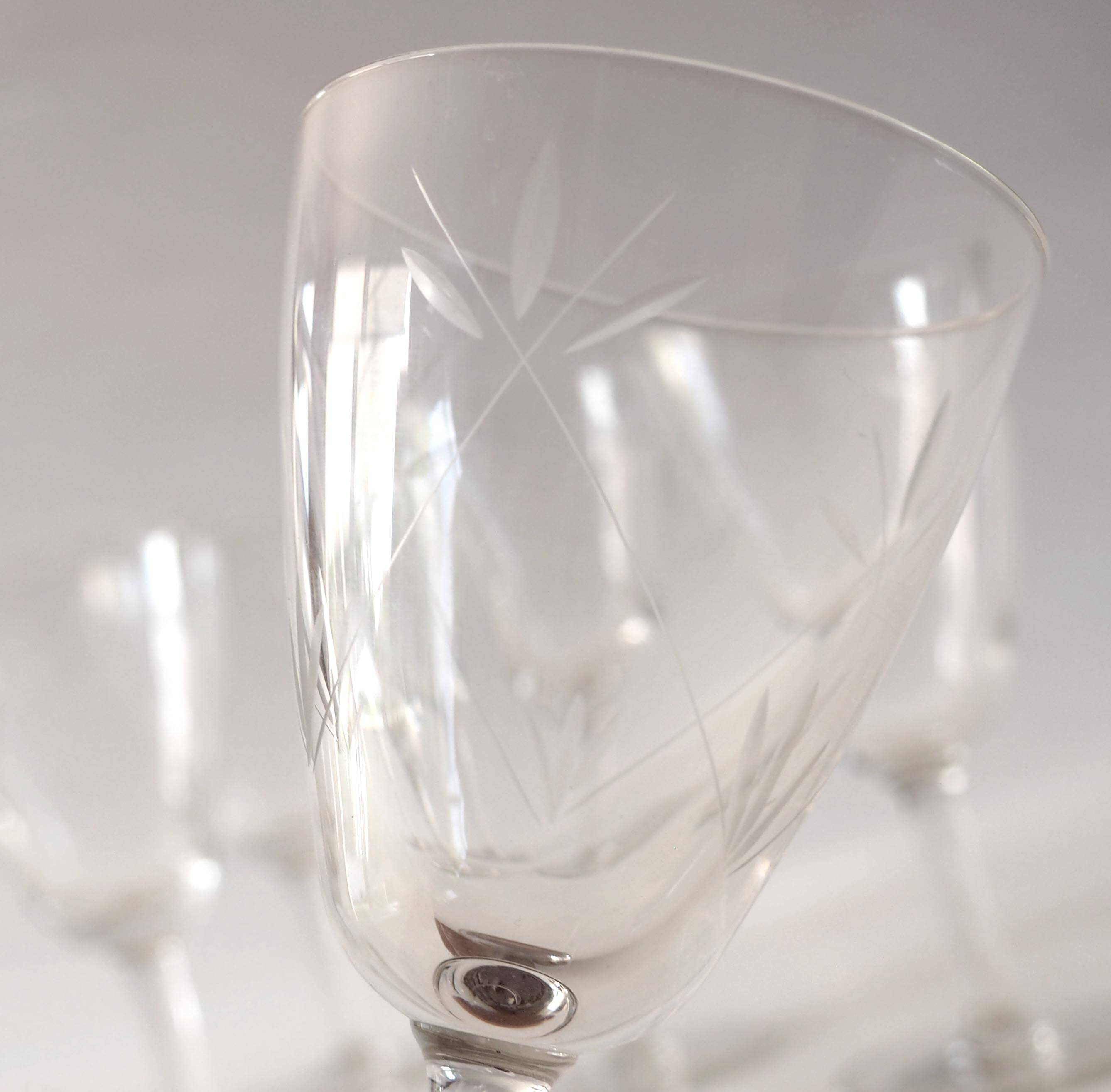 Serie de 6 verres à vin ciselés