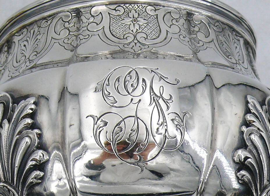 Edmond Tétard, beau sucrier en argent massif Minerve de style Régence.