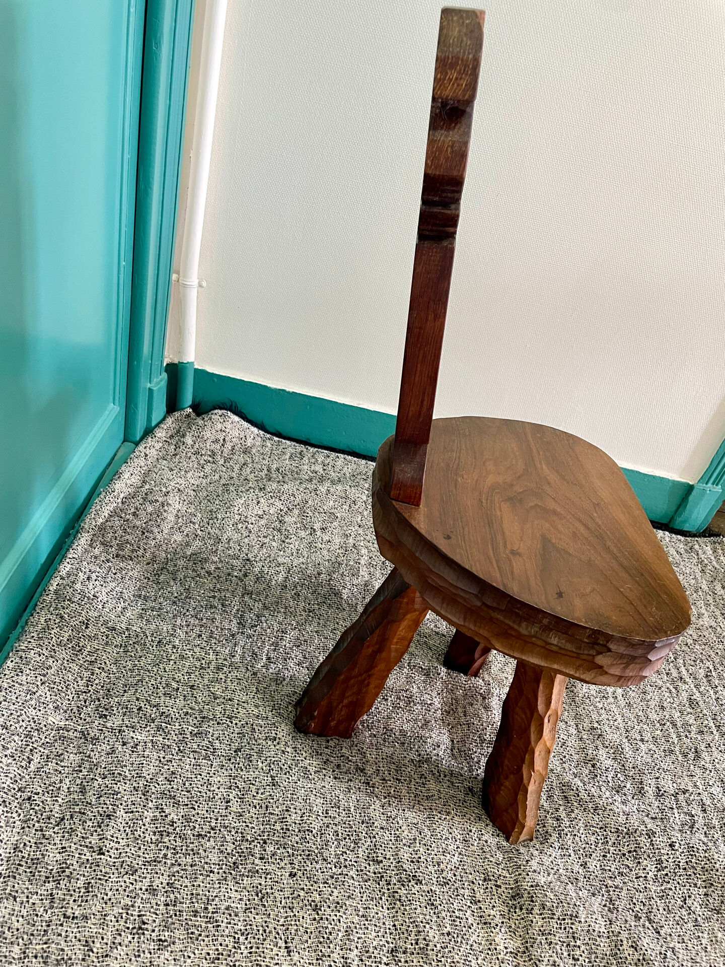 Very beautiful brutalist tripod chair.