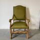 Fauteuils tapissés vert olive, cloutés
