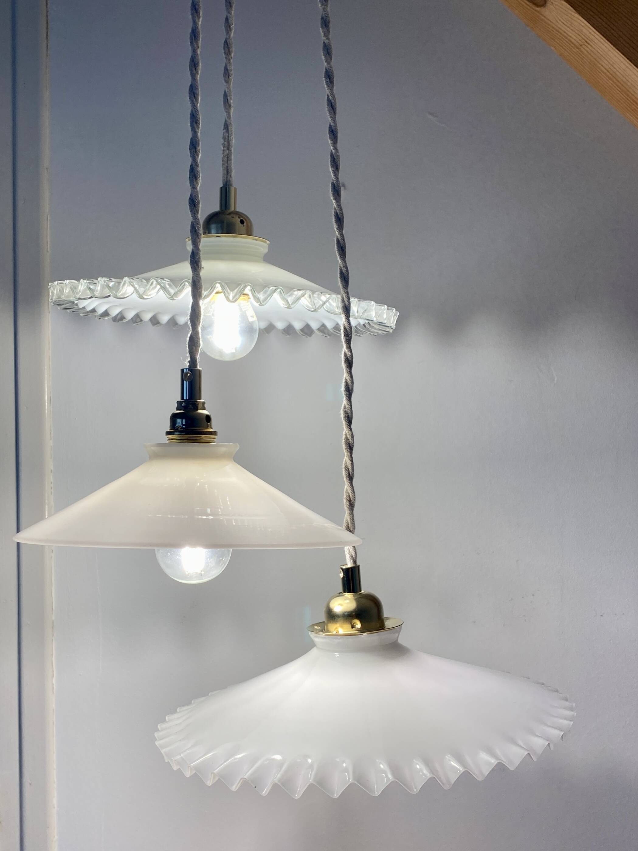 Suspension triple abat-jour vintage en opaline blanche