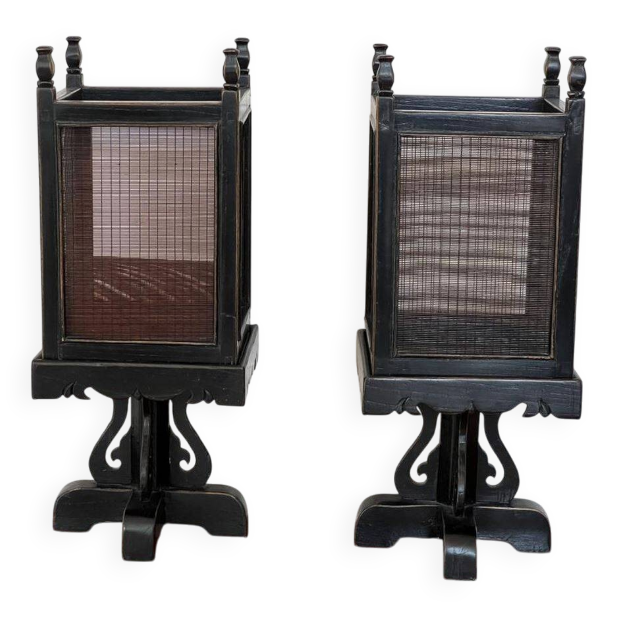 Deux lanternes chinoises en bois noires