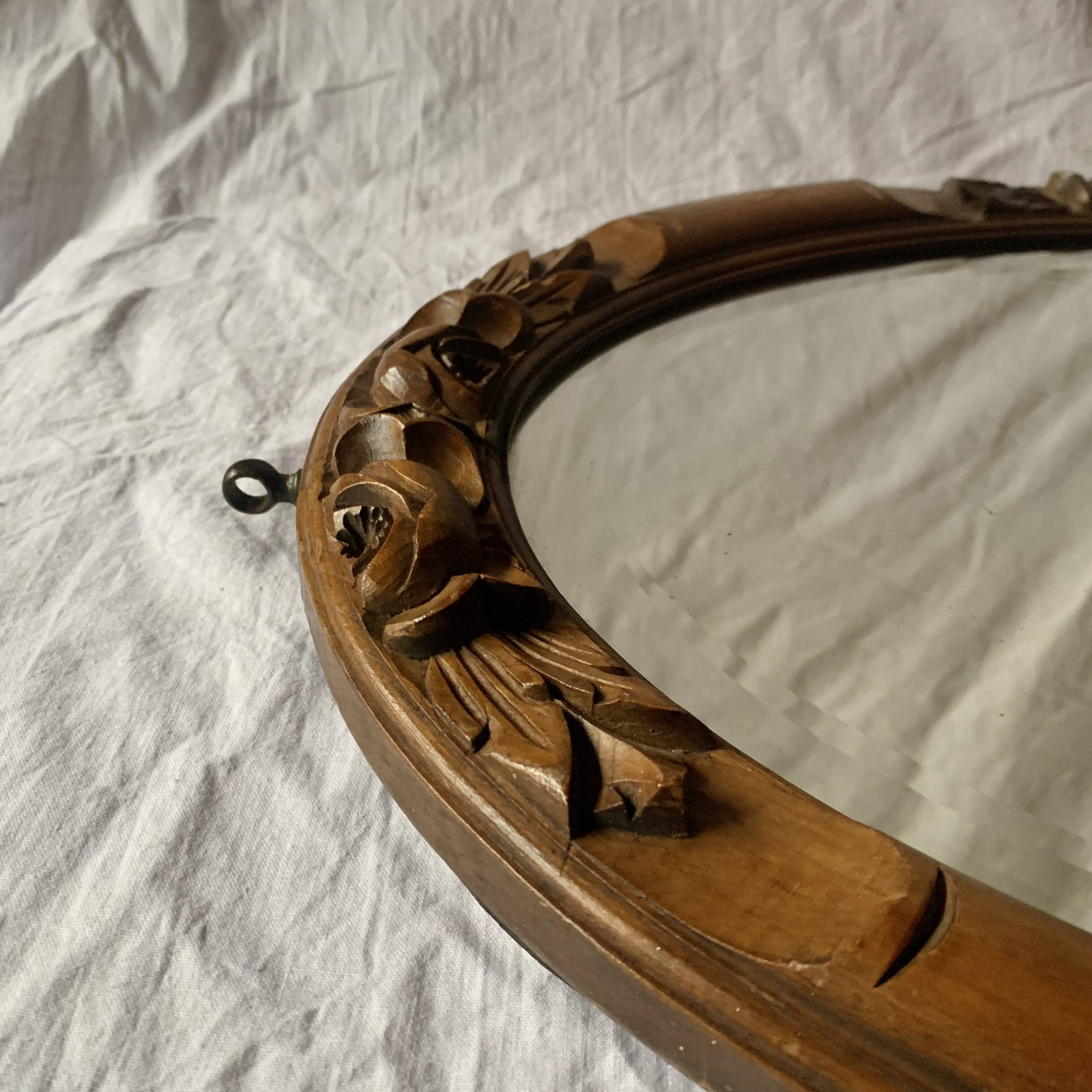 Ancien miroir ovale biseauté en bois sculpté - 69 cm