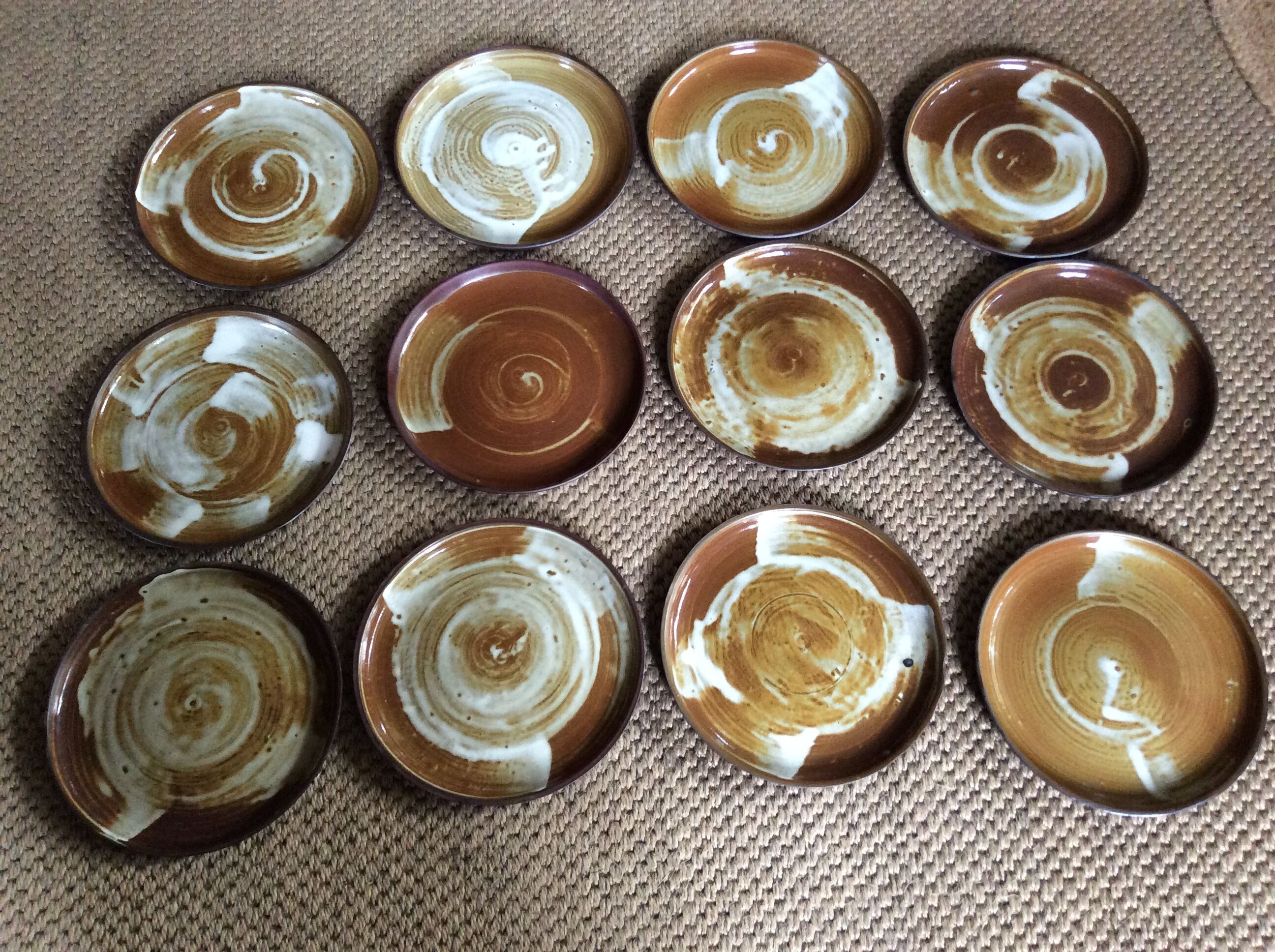 Série de 12 assiettes plates en grès