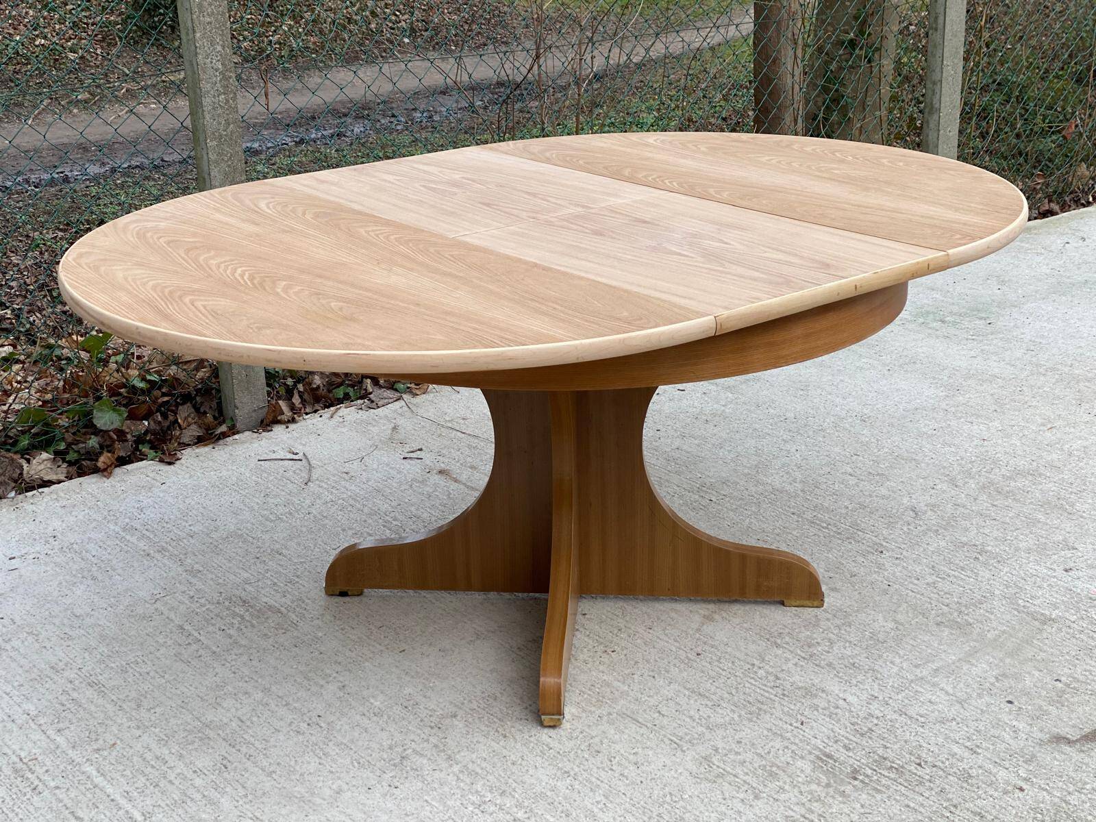 Round extendable Scandinavian dining table in Baumann style oak with central leg