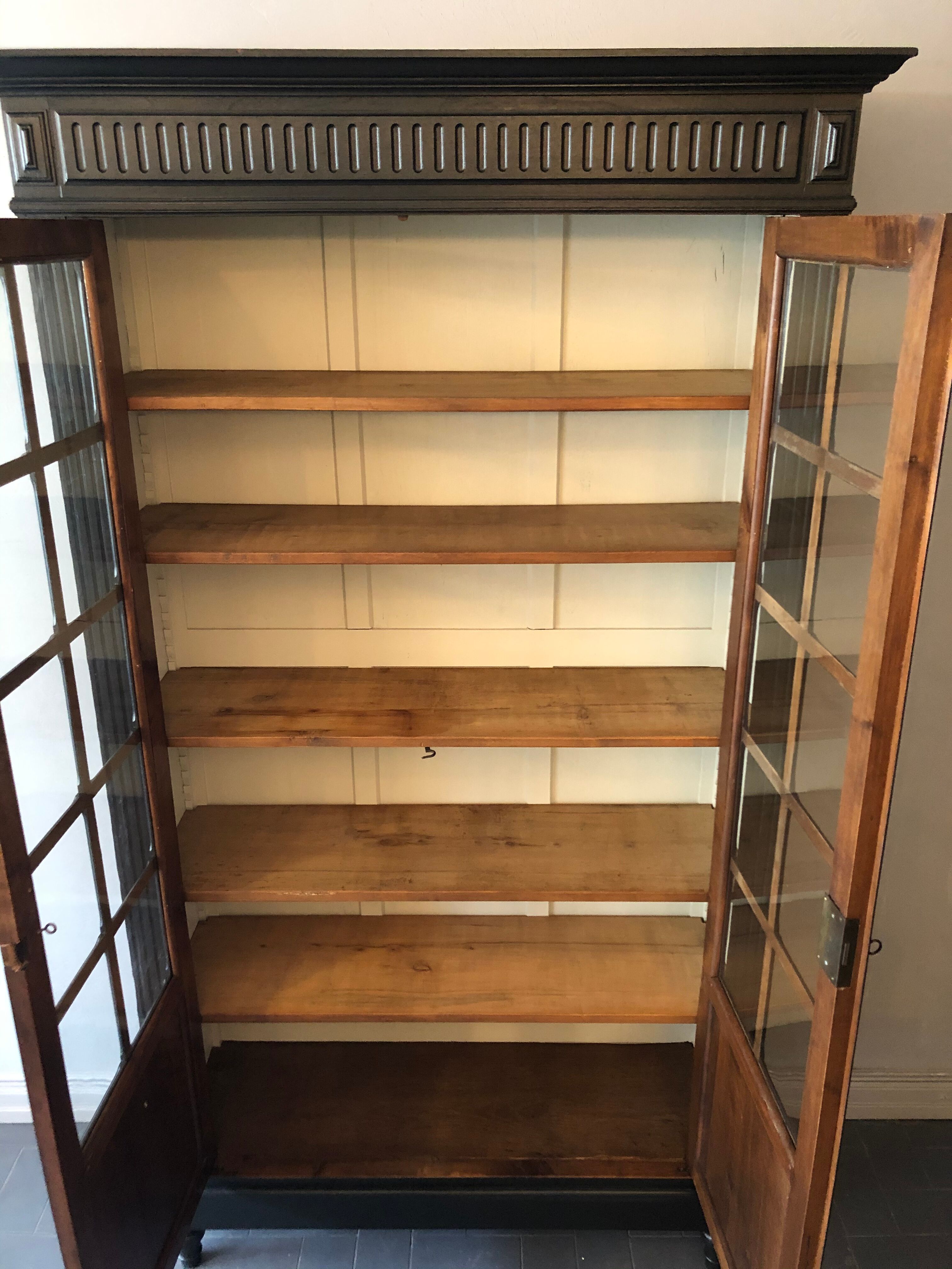 Armoire vitrée ancienne, début XXème