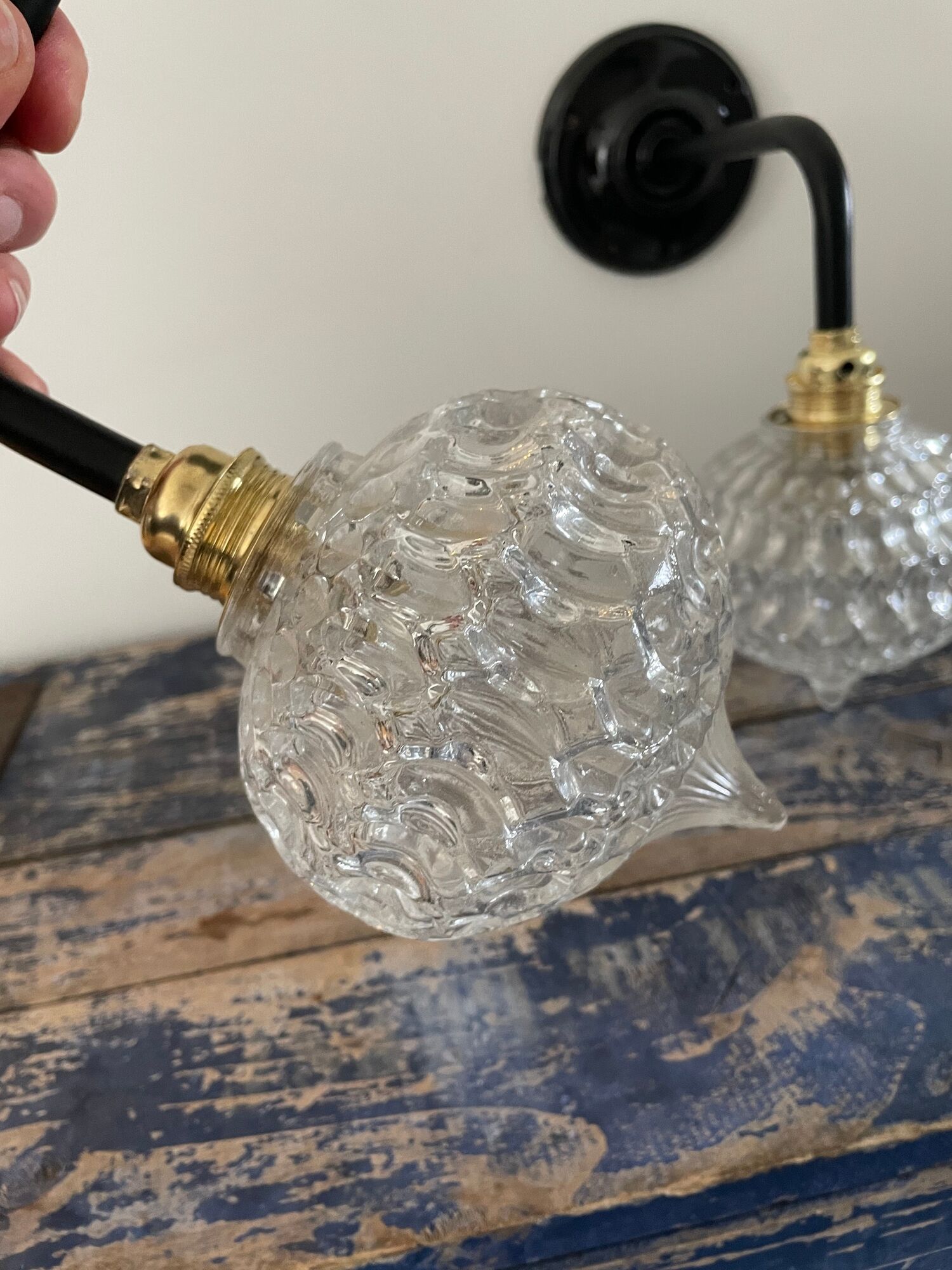 Paire d’appliques vintage en verre ciselé électrifiées à neuf