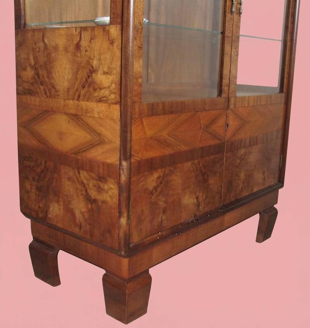 Art Deco display cabinet in walnut veneer and engraved glass, 1920s