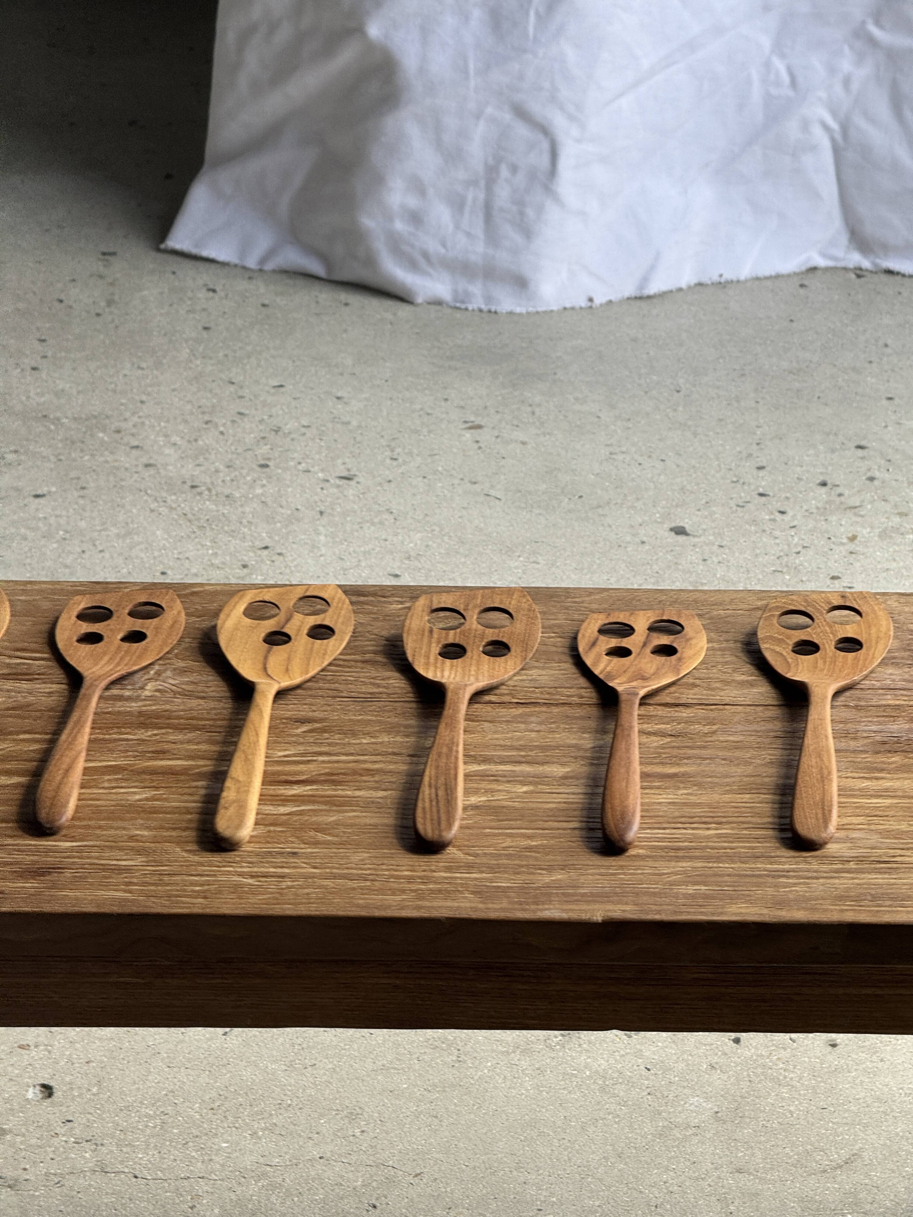 Slotted spatula, teak kitchen utensil L30 W8