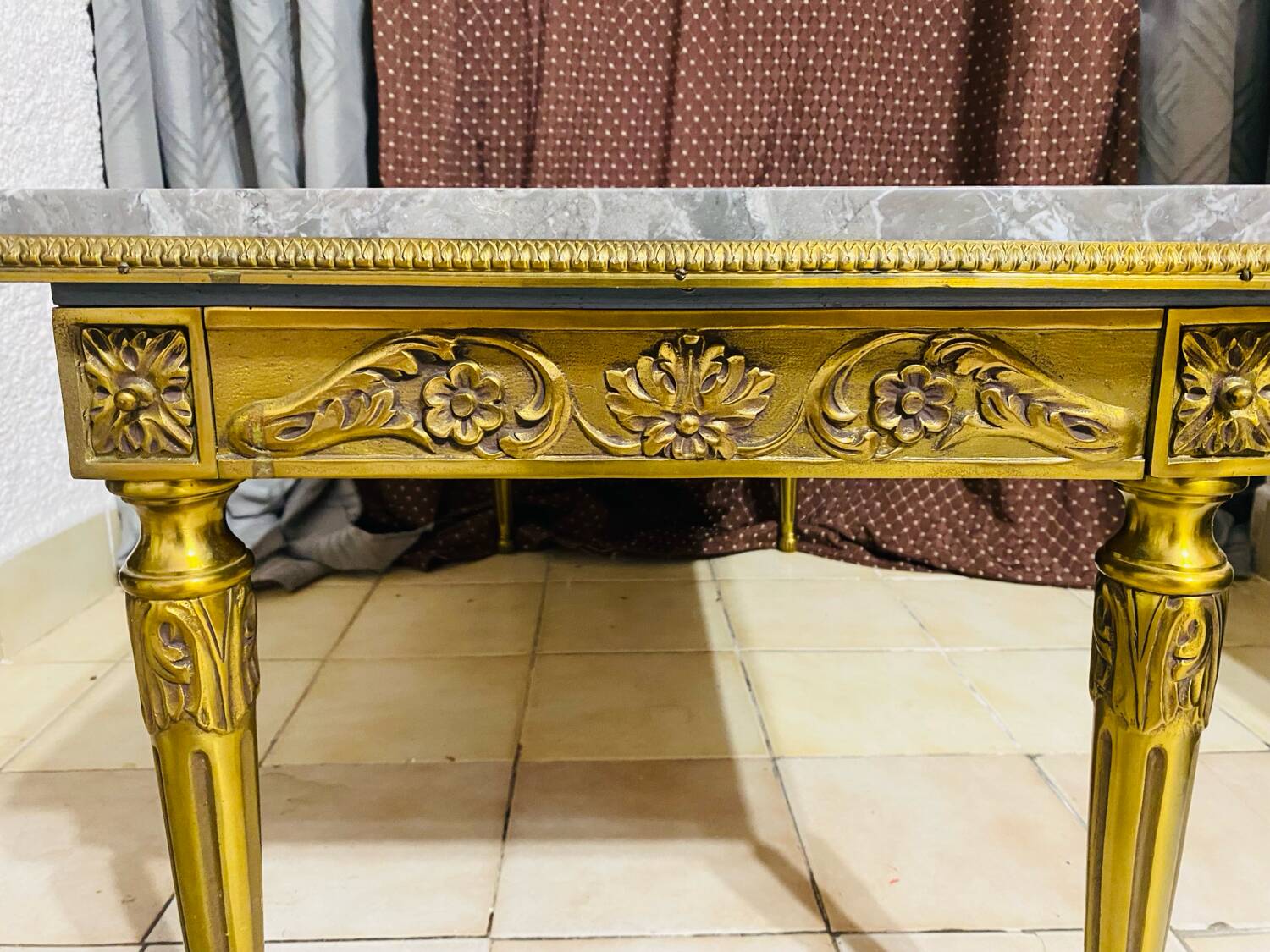 Louis XVI style coffee table – Marble and gilded bronze structure
