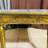 Table basse style Louis XVI – Marbre et structure bronze dorée