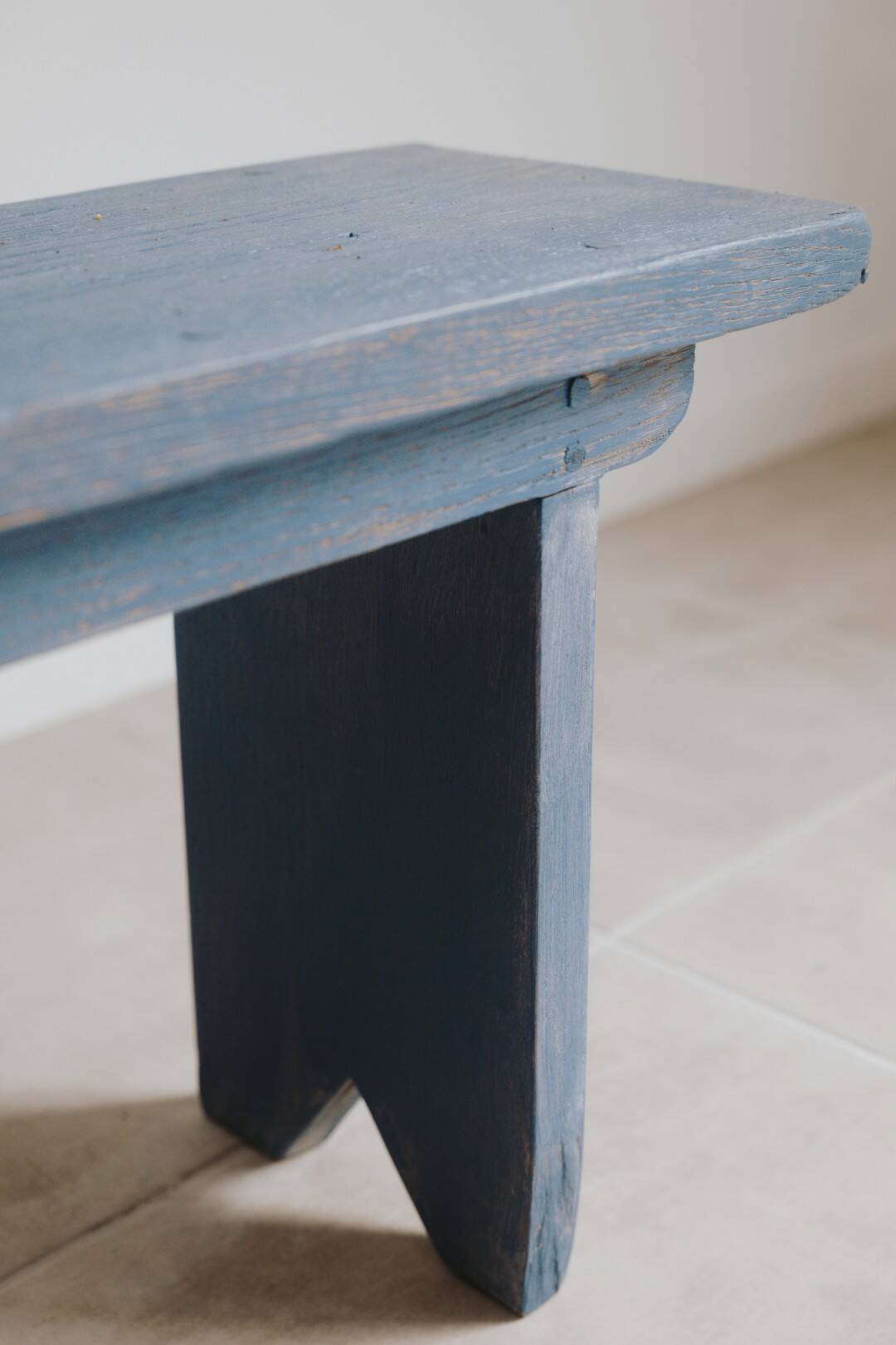 Bench in gray oak with blue hues