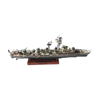 Model of boat surcouf wing escort
