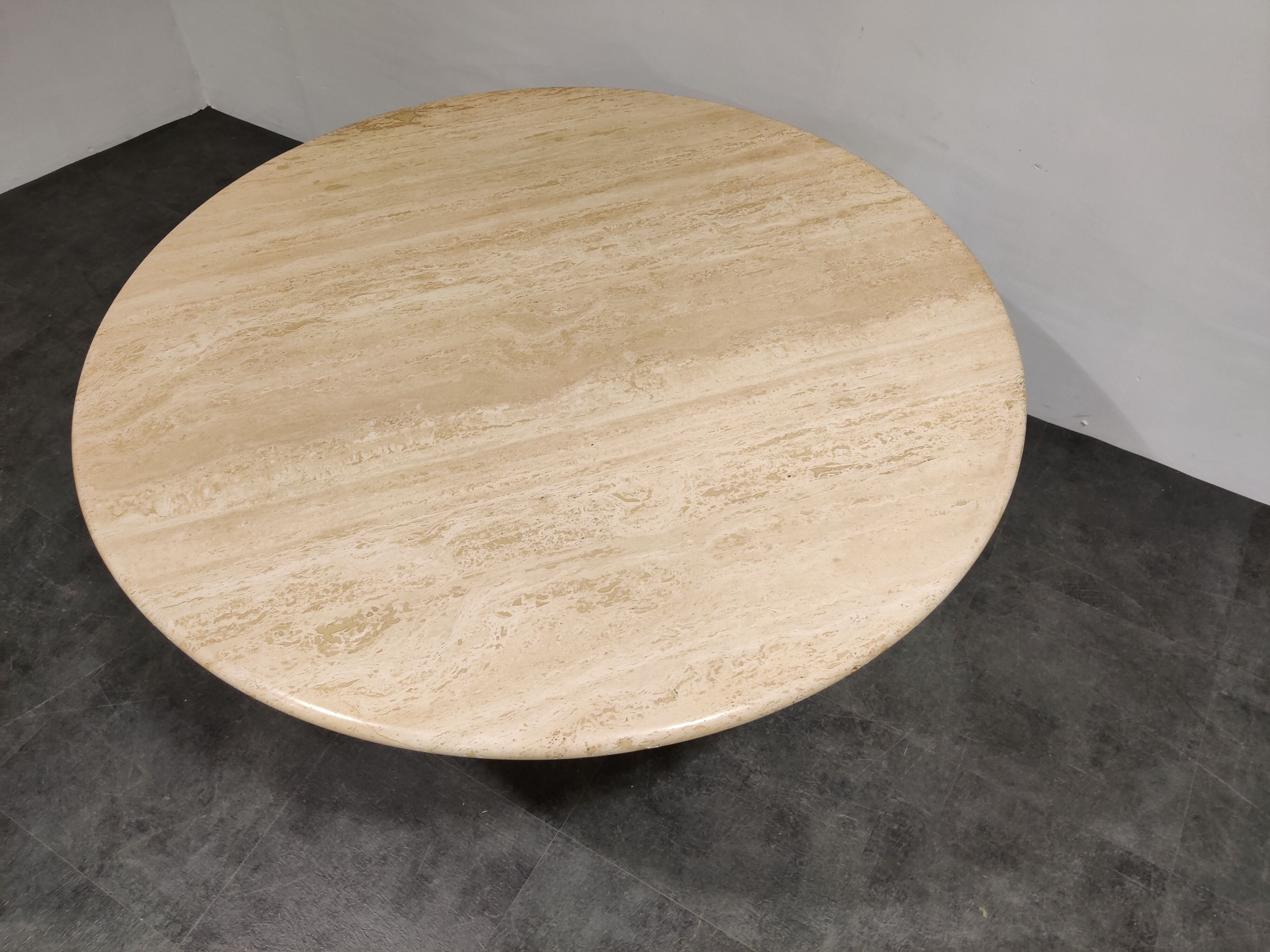 Round italian travertine dining table, 1970s