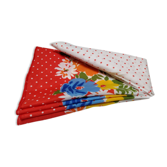 Nappe ronde à poids rouge et fleurs