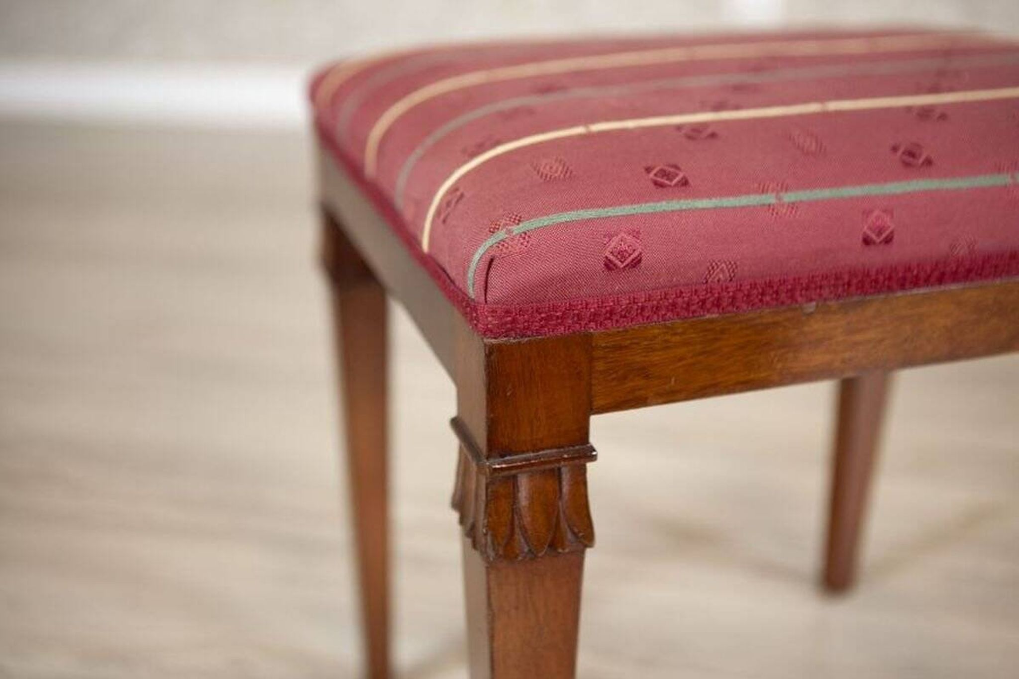 Tabouret en acajou du 20e siècle