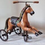 Tricycle ancien, jouet français avec cheval sculpté en bois et métal