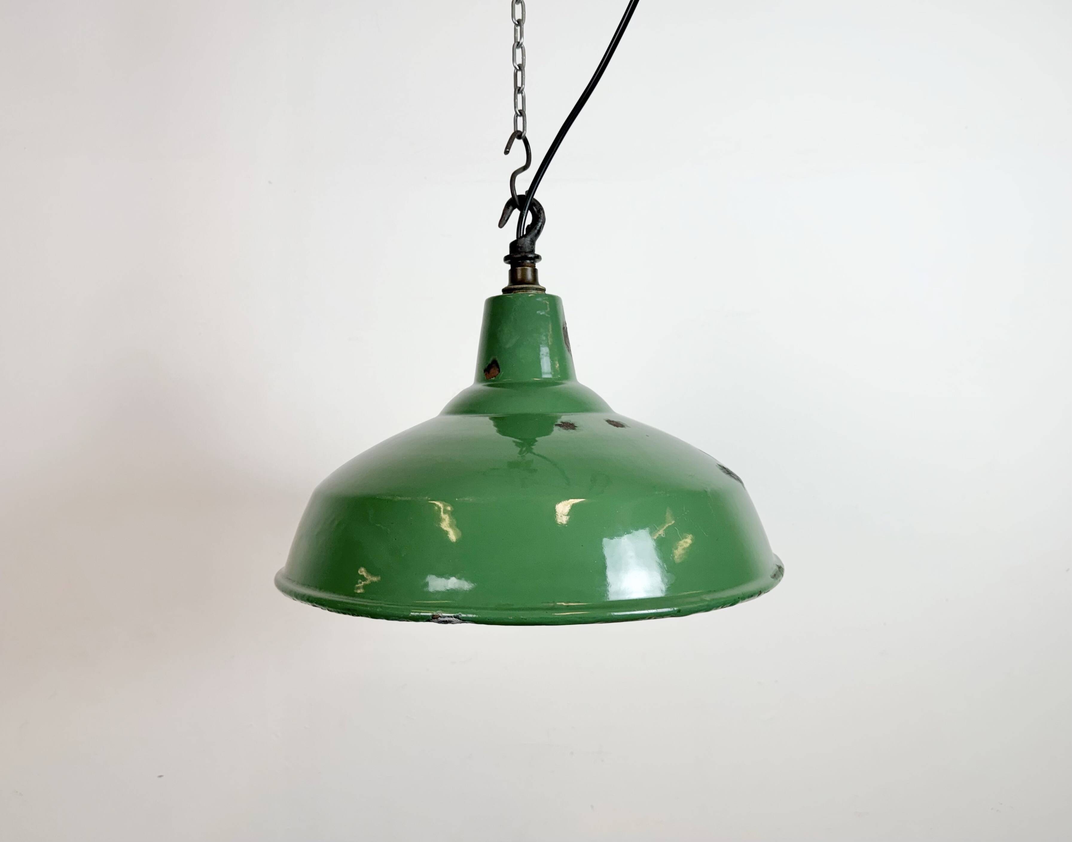 Lampe suspendue en émail vert britannique industriel, années 1960