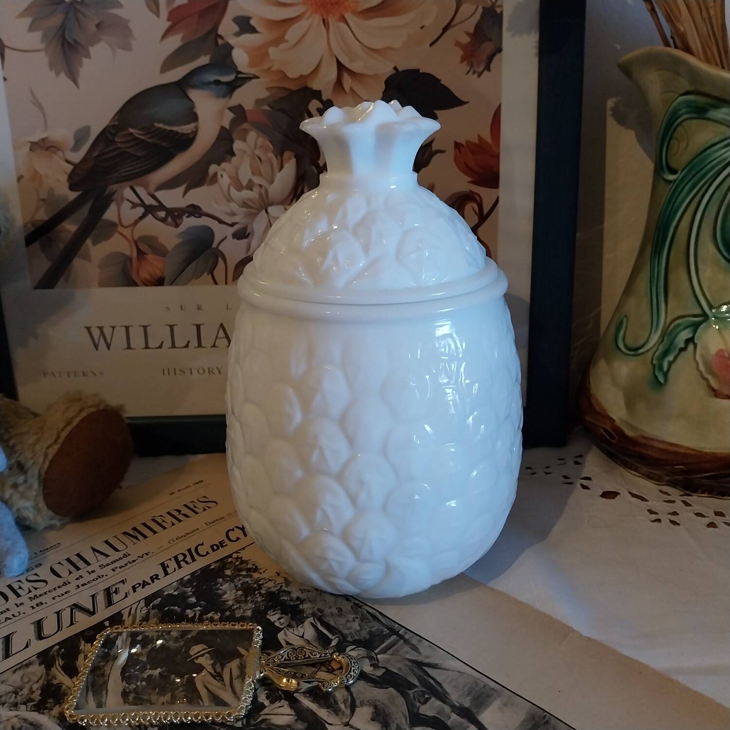 Gros pot ,bonbonnière en forme d'ananas en opaline vintage