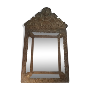 Miroir pareclose en cuivre repoussé