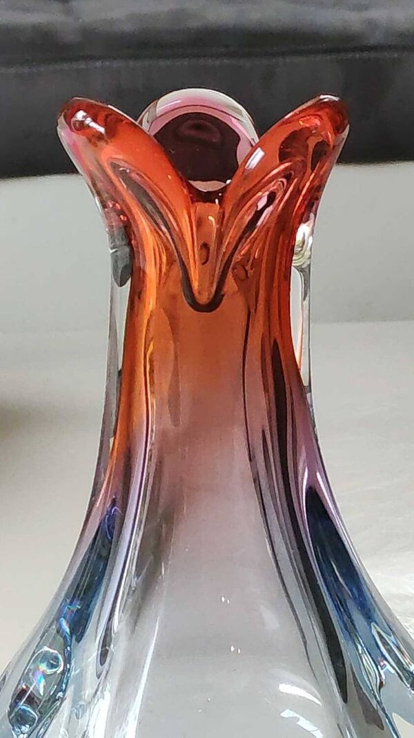 Vase vintage/Cristal de Lemberg/Nierengarten F. Design florale, col polylobés. Tons orangés. Dim 22 x 14 cm
