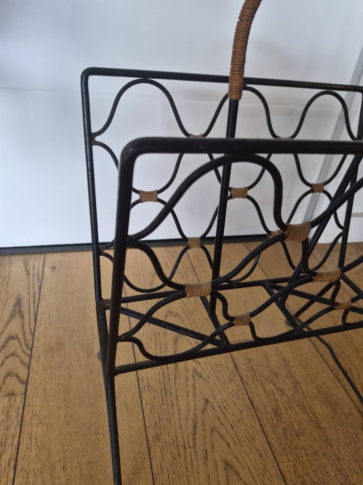 Porte revue fer forgé et rotin design attribué à Jacques Adnet
